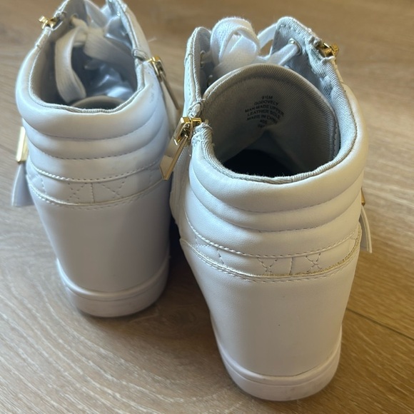 GBG Los Angeles White Quilted Sneakers with Gold Accents - Picture 5 of 13